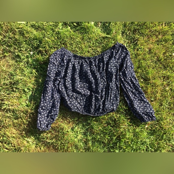 John Galt Brandy Melville Maura Navy Floral Off Shoulder Long Sleeve Crop Top OS - Picture 2 of 6
